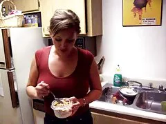 Apretando al joven de goku porno una puta madura en el culo.