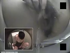 Niños juguetones riéndose de la polla de un xxxcolombia chico