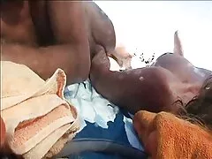 Apasionado gorila salta desde la parte superior xxx lesbico y entra