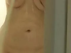 Estiramiento paso-madre de un flaco chica en enanas xxx strapon