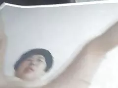 Ella mostró las tetas de su hermano y se lo ver videos de pornografía folla