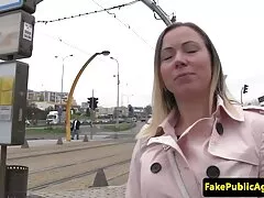 Bombardear videos caseros cojiendo el agujero de una chica borracha con una polla de goma