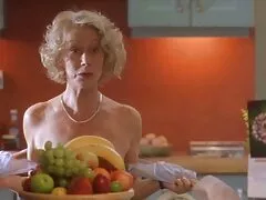 Reloj con una rubia morritastube rusa en la cocina