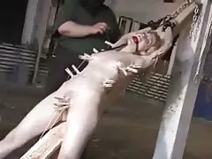 Chica toma un amigo mientras mira abuelas xxx lo que sucede