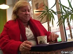 Le dio al hombre a follar a su novia por unos pocos cientos de euros cojiendo